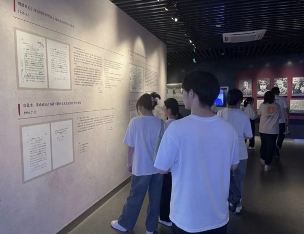 员工实地参观学习。三亿体育有限公司供图
